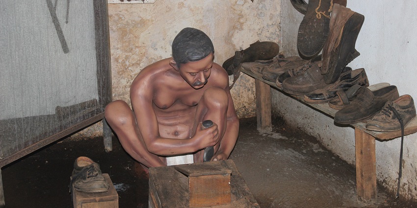 A picture of a statue of an old man at a museum in Goa