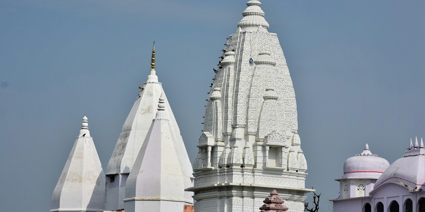 A picture of a traditional Shiva Temple in Delhi, made with white marble through and through