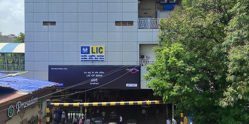 Places to visit in Andheri feature Lively Street Market,which sells fashion and household items