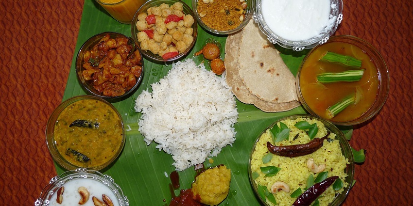 There are many restaurants and other eateries available near the Kalashri Temple.