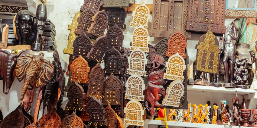 Shopping colourful handicrafts at Anjuna Market, one of the best things to do in Anjuna.