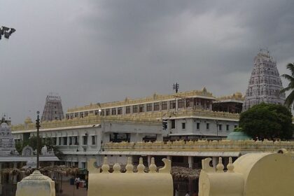 A picture of an ancient temple in Annavaram with tall buildings in the premises