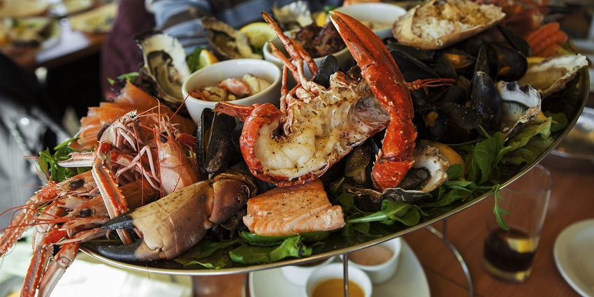 Antares is a smart beach venue located on Vagator's cliffs offers some sumptuous cuisines.