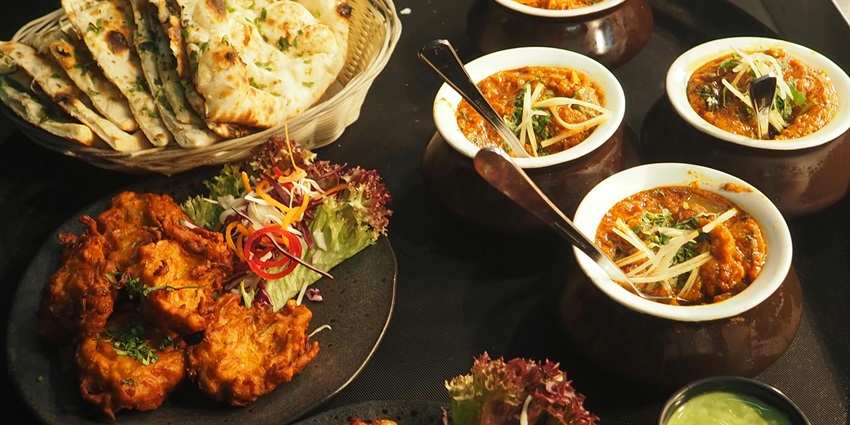 A picture of a north Indian platter served at a restaurant that serves one of the best food in Rajkot