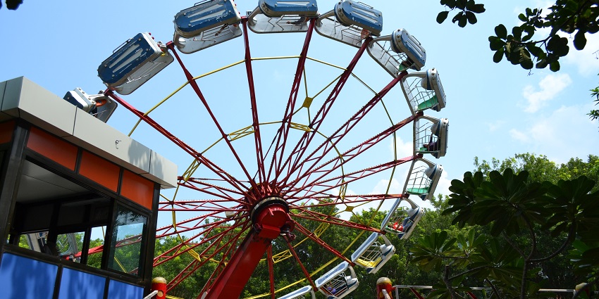The giant wheel at Appu Ghar, one of the top theme parks in Jaipur with fun activities