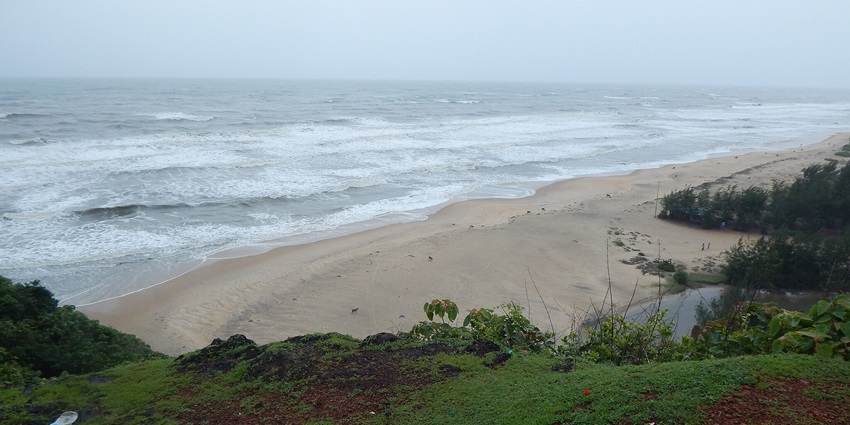 Apsarakonda, the best beach in Honnavar, features thick flora, calm waves, and sunset