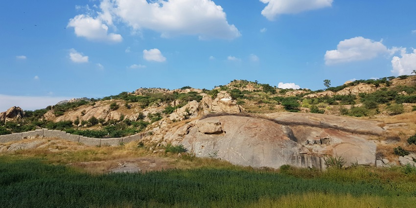 A scenic view of the Aravalli Hills, one of the serene places to visit in Ranakpur.