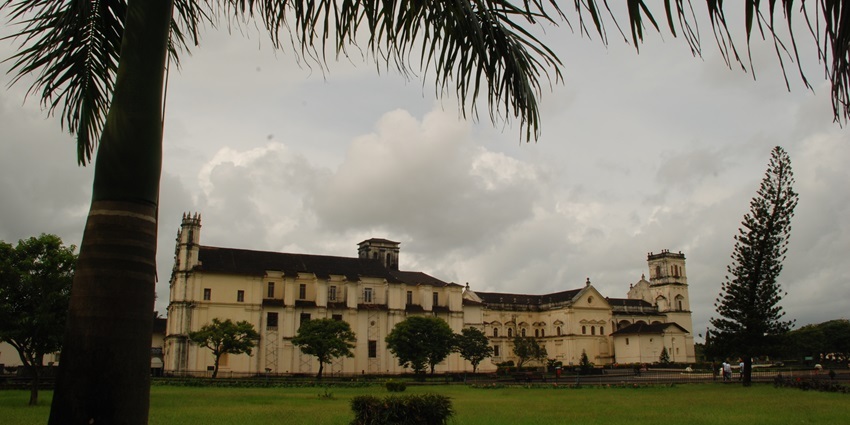 Mesmerising view of the Archaeological Museum surrounded by lush greenery during the day.
