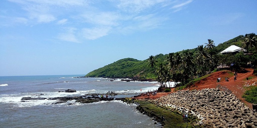 A picture of a secluded beach in Goa with a rocky shore, taken during daytime