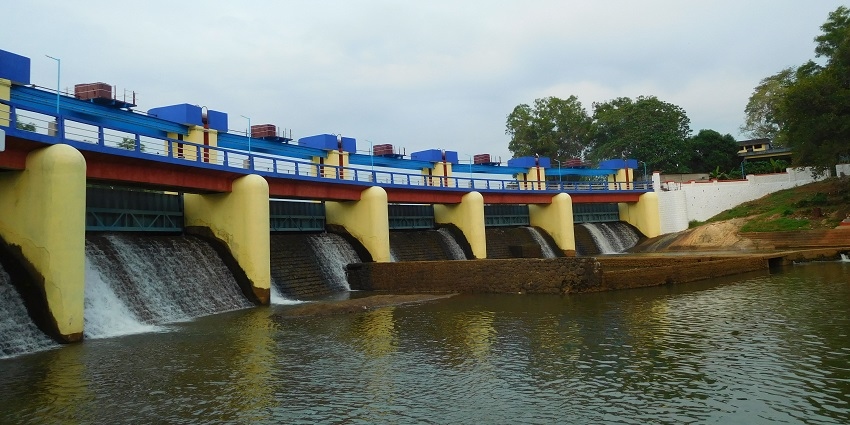 A picture of a tall dam constructed over a river in Kerala