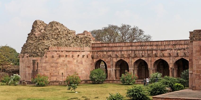 Ruins of Ashrafi Mahal showcasing Indo-Islamic architecture - one of the places to visit in Mandu.