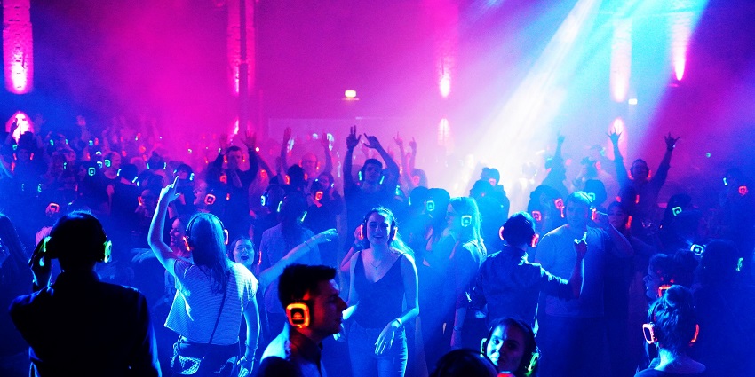 Listen to the sound of the waves in Goa at the silent disco and feel the connection with nature