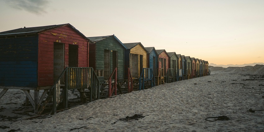 Coastal shacks hosting vibrant music nights with acoustic sets, DJs, and sea breeze ambiance.