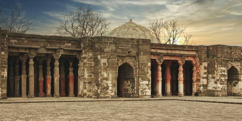 Aurangabad features Mughal architecture, Bibi Ka Maqbara, Daulatabad Fort, and textiles.