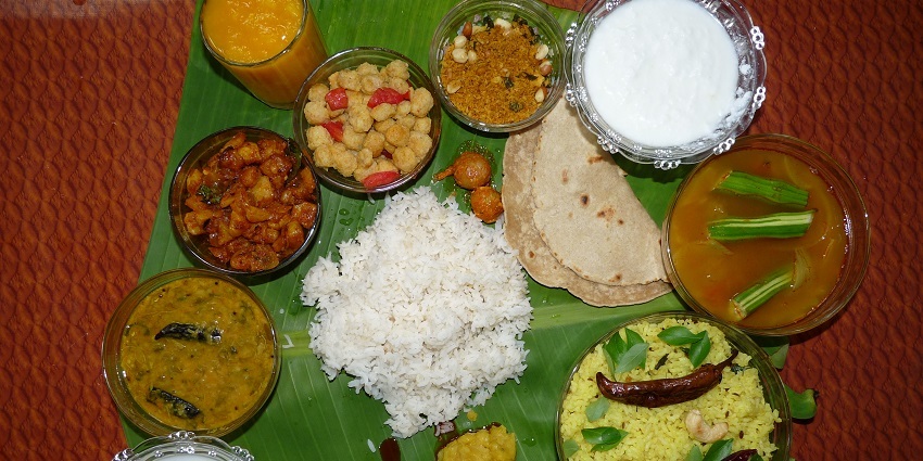 Try the delicious delicacies served at the restaurants and eateries near the temple