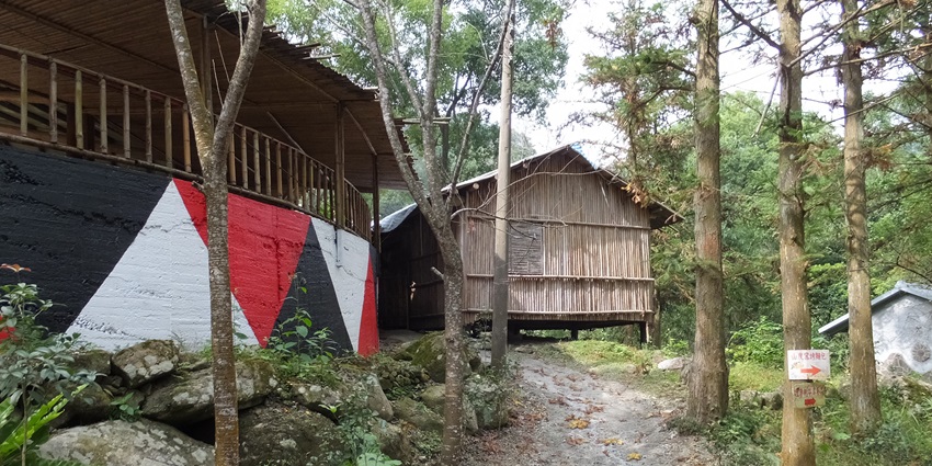Authentic Tribal Village displays the native people's traditional life, crafts, and customs.