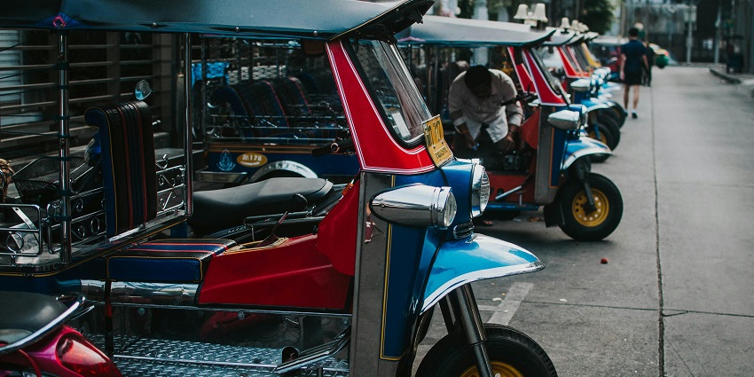 In order to reach the attraction, you can either take an auto, a bus, or a metro.