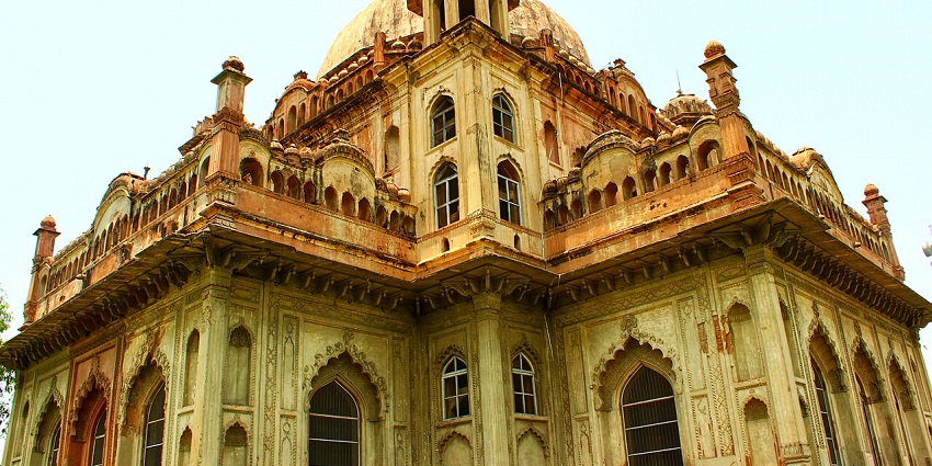 A glimpse of the majestic Avadh Palace, one of the popular haunted places in Gujarat.