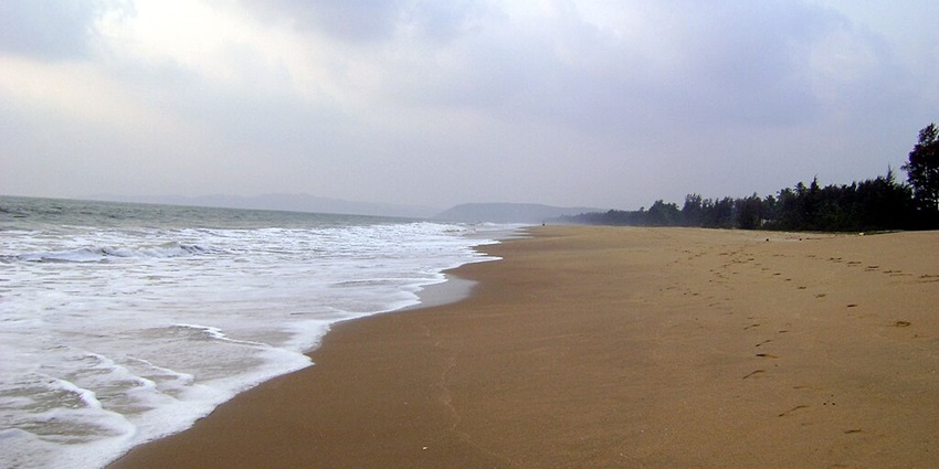 Baada Beach, one of the beaches in Gokarna, has fine sand and is encircled by dense vegetation, giving it an unspoiled feel.