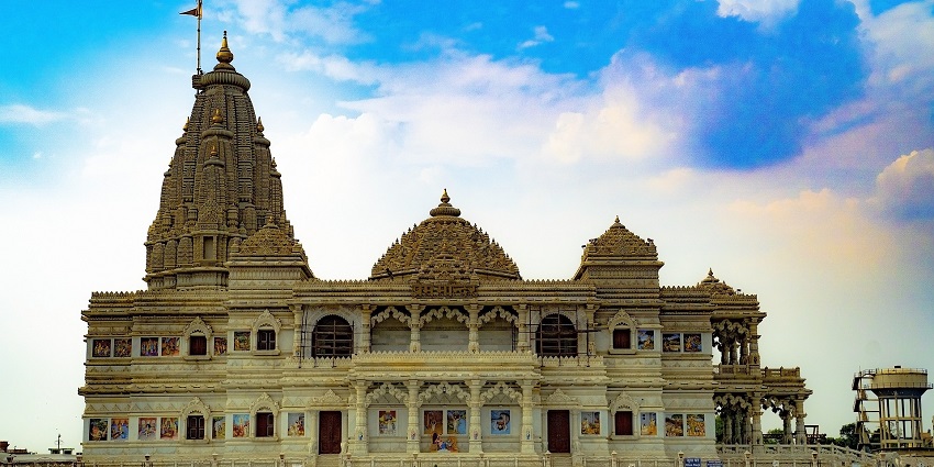 Panoramic image of the iconic Hindu temple and the beautiful garden surrounding it