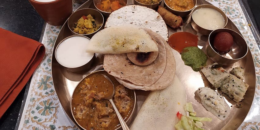 Explore the Babai Hotel for the best food in Vijayawada with signature idlis dipped in ghee in chutney.