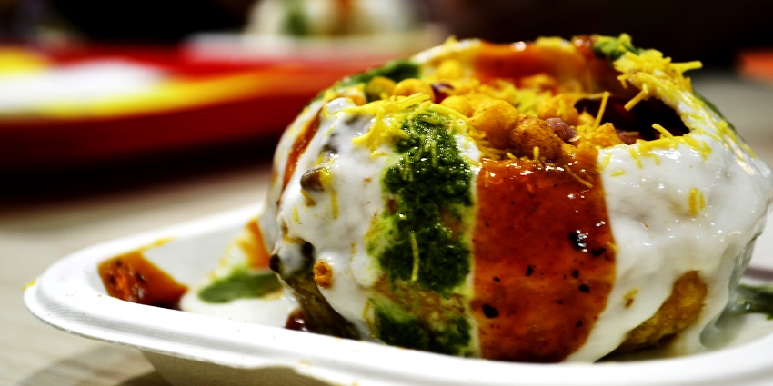 Bada Bazaar offers the best street food in Udaipur like kachoris, samosas.