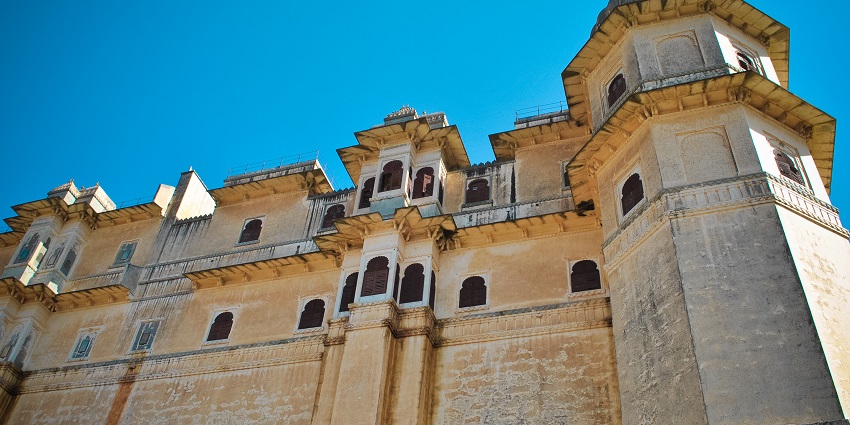 Badal Mahal Palace under a clear sky, a highlight on the Kumbhalgarh tourist places list.