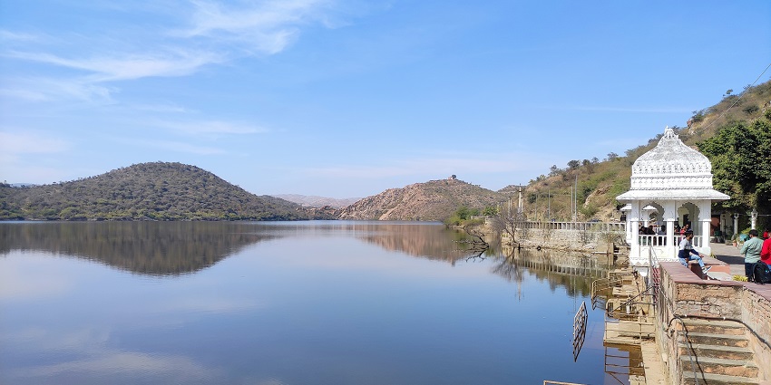 Trekking in Udaipur Badi Talab offers easy trails, photography, and serene sunrises