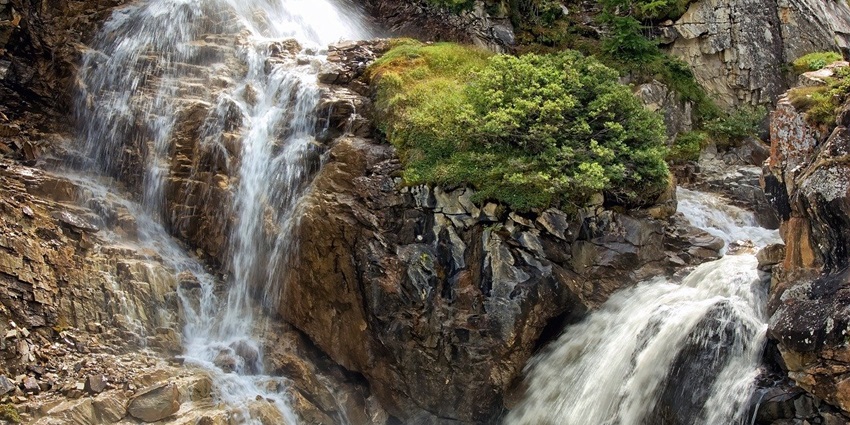 Badkhal Lake, located near Faridabad, has one of the best waterfalls in Haryana region.