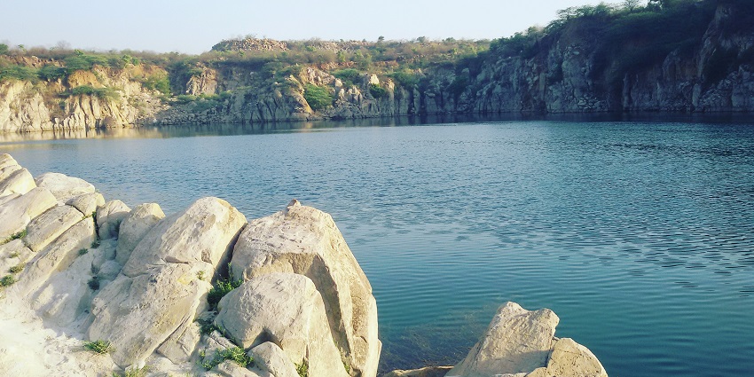 Badkhal Lake is a tranquil spot that you may explore near Asola Bhatti Wildlife Sanctuary.