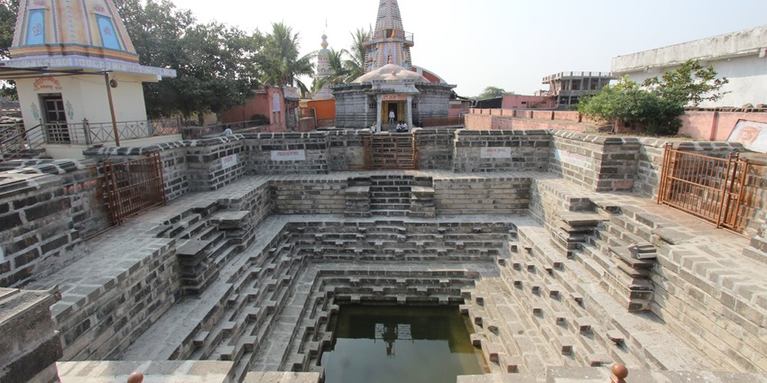 Badlapur Step Well, among the best places to visit in Badlapur, features key-shaped wells.