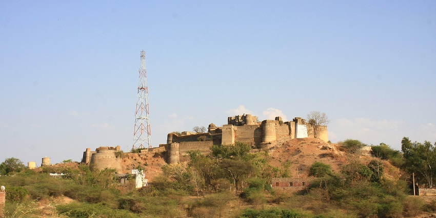 A distant image of a famous fort in Bhilwara with long walls and traditional architecture