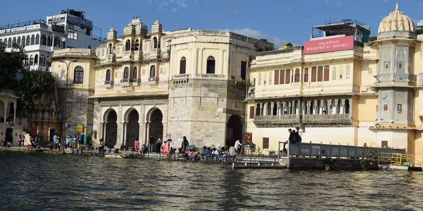 Lakeside view of the Bagore Ki Haveli, one of the places to visit in Udaipur within 50 km