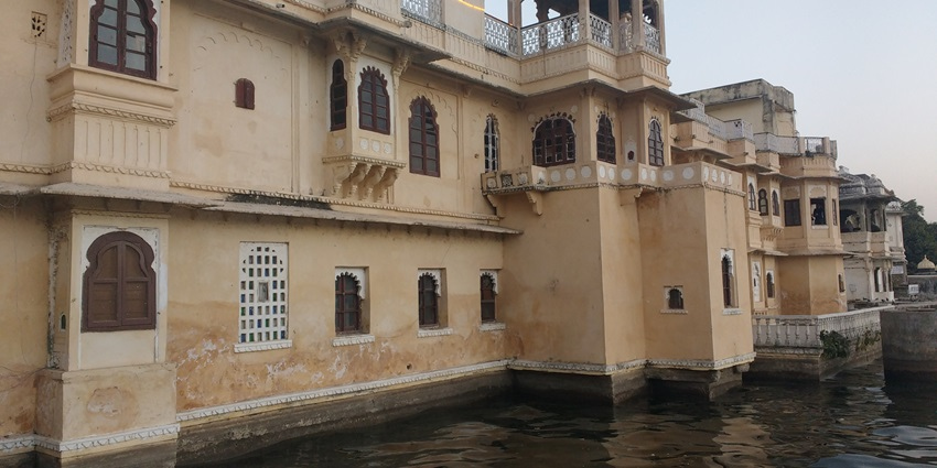 Charming Bagore Ki Haveli by Pichola Lake, the best place near Eklingji Temple in Udaipur.