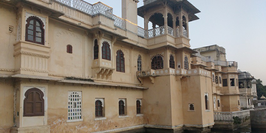 Charming Bagore Ki Haveli by Pichola Lake, the best place to explore in Rajasthan.