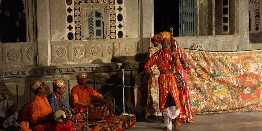 Witnessing a folk dancer performing with a local storyteller is the best thing to do in Udaipur at night