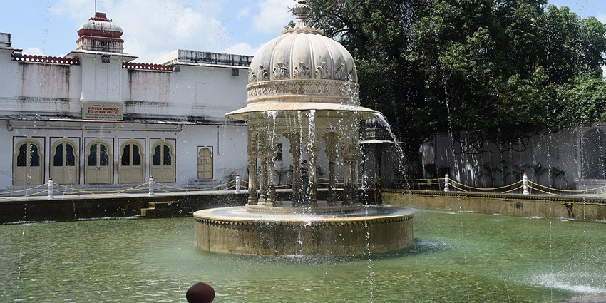 View of a fountain with intricate architecture inside the Bagore Ki Haveli Museum.