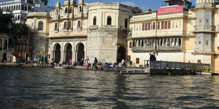 A breathtaking view of the backside of Bagore Ki Haveli for travellers to explore.