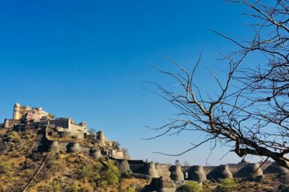 A scenic landscape of Bagru Fort justifying its serene location amidst the majestic peaks.