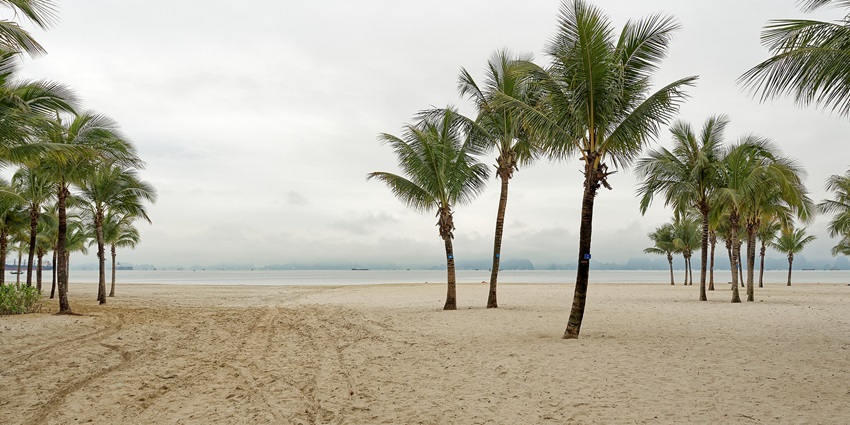 Bai Chay Beach in Ha Long, showcasing sandy and clear water for travellers to explore.