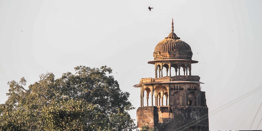 A scenic image of a hilltop fort standing tall against the scenic landscape in Madhya Pradesh, India.