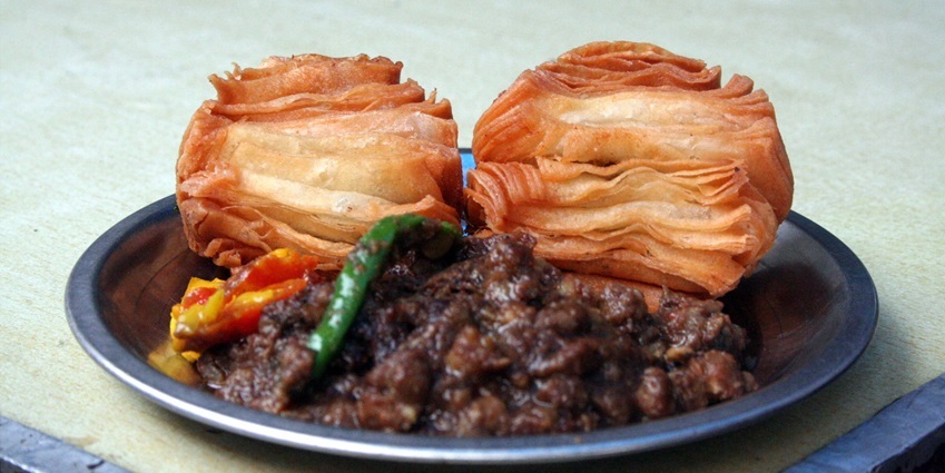 Try baked samosa in Chandni Chowk which has a crispy and flavoured taste.