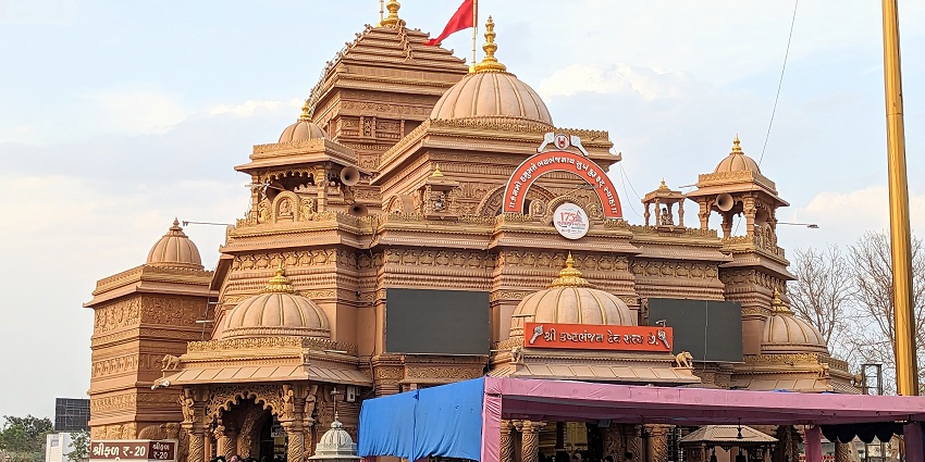 The devotees outside the Hanuman temple near the Reliance zoo.