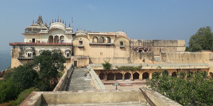 The imposing Alwar Fort (Bala Quila), perched on the Aravalli hills, offers scenic views.