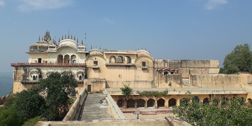 A glimpse of the Bala Quila Fort, one of the famous places to visit near Bhangarh Fort.