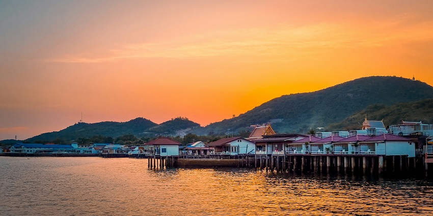 Bali Hai Pierv is one of the most striking places to enjoy parasailing in Pattaya for all.