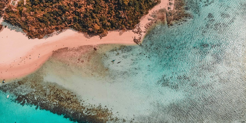 An image of Bamboo Island for Phi Phi snorkelling with a huge mountain in between.