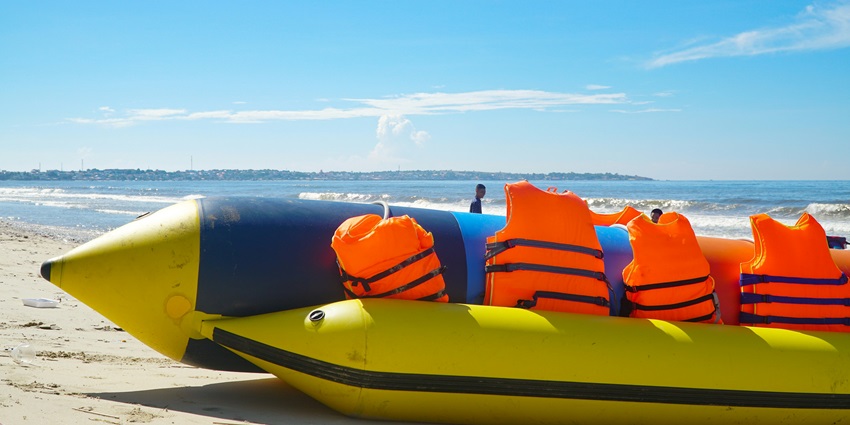 Banana boat ride is one of the best water sports in Thailand for everyone to experience.