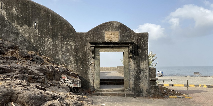 Bandra Fort offers beautiful sea views, rich architecture, and peaceful experiences.