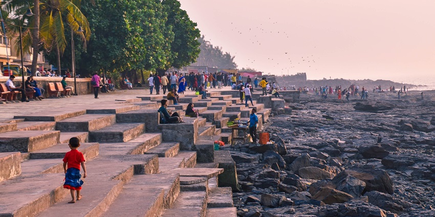 Bandstand Promenade offers views of celebrity homes, sunset, and Bandra Fort